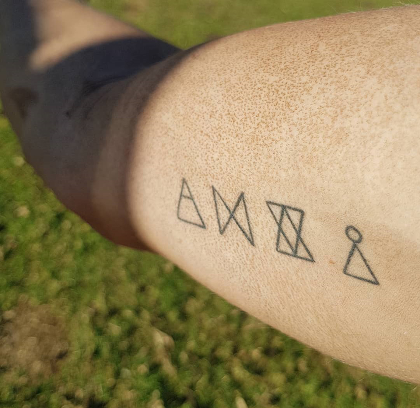 Tatttoos glifo no braço 