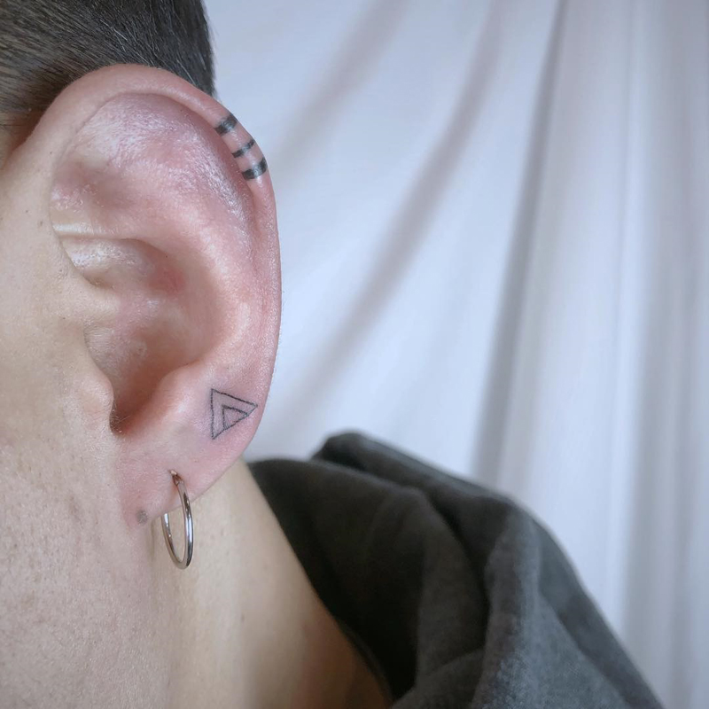 Símbolo glifo na orelha
