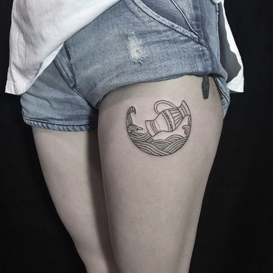 tatuagem aquário na coxa