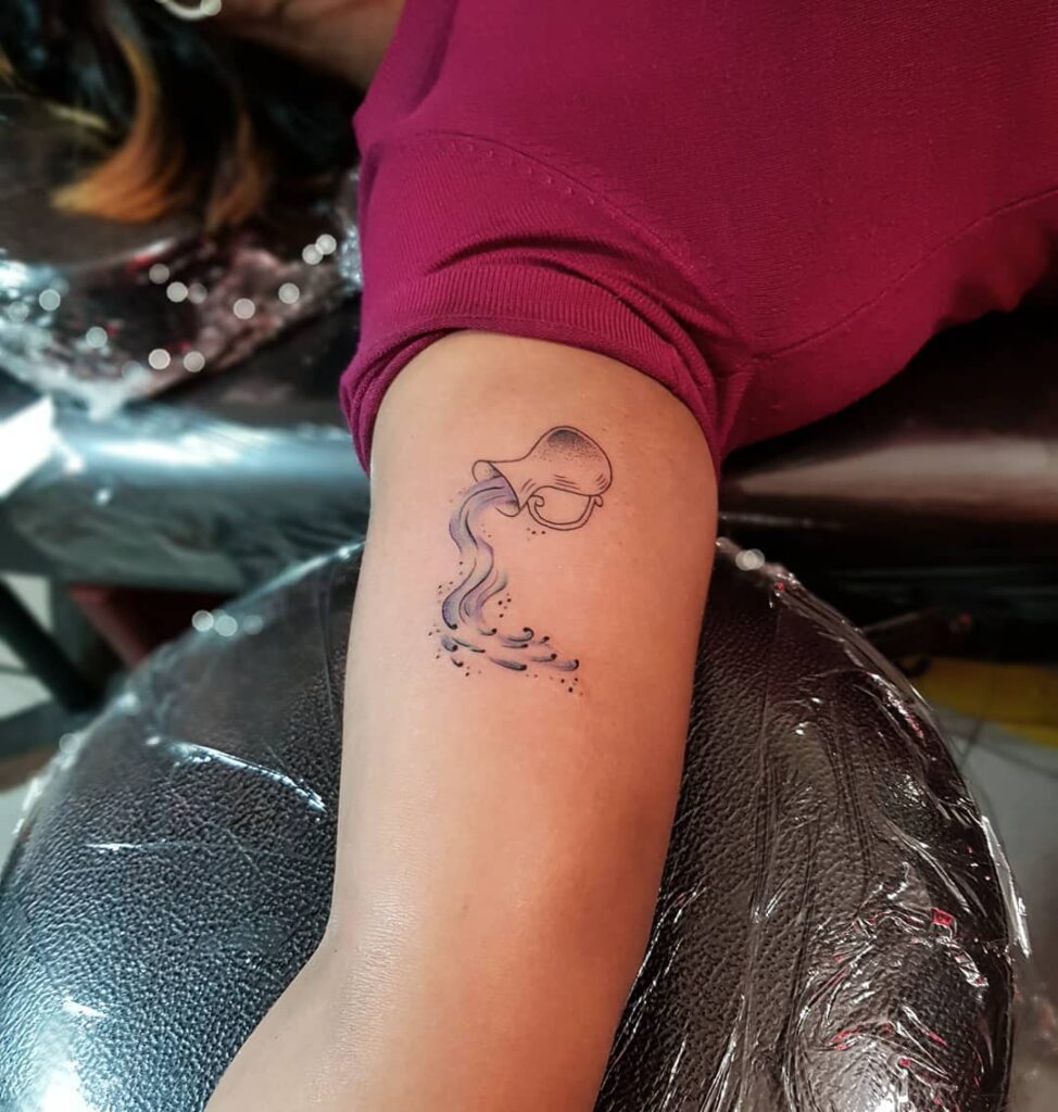 tatuagem signo aquário no braço