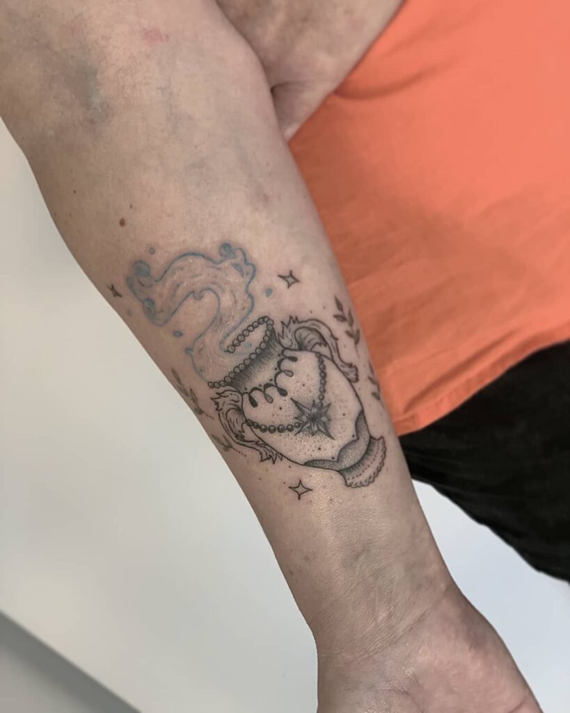 tatuagem do signo de aquario no braço