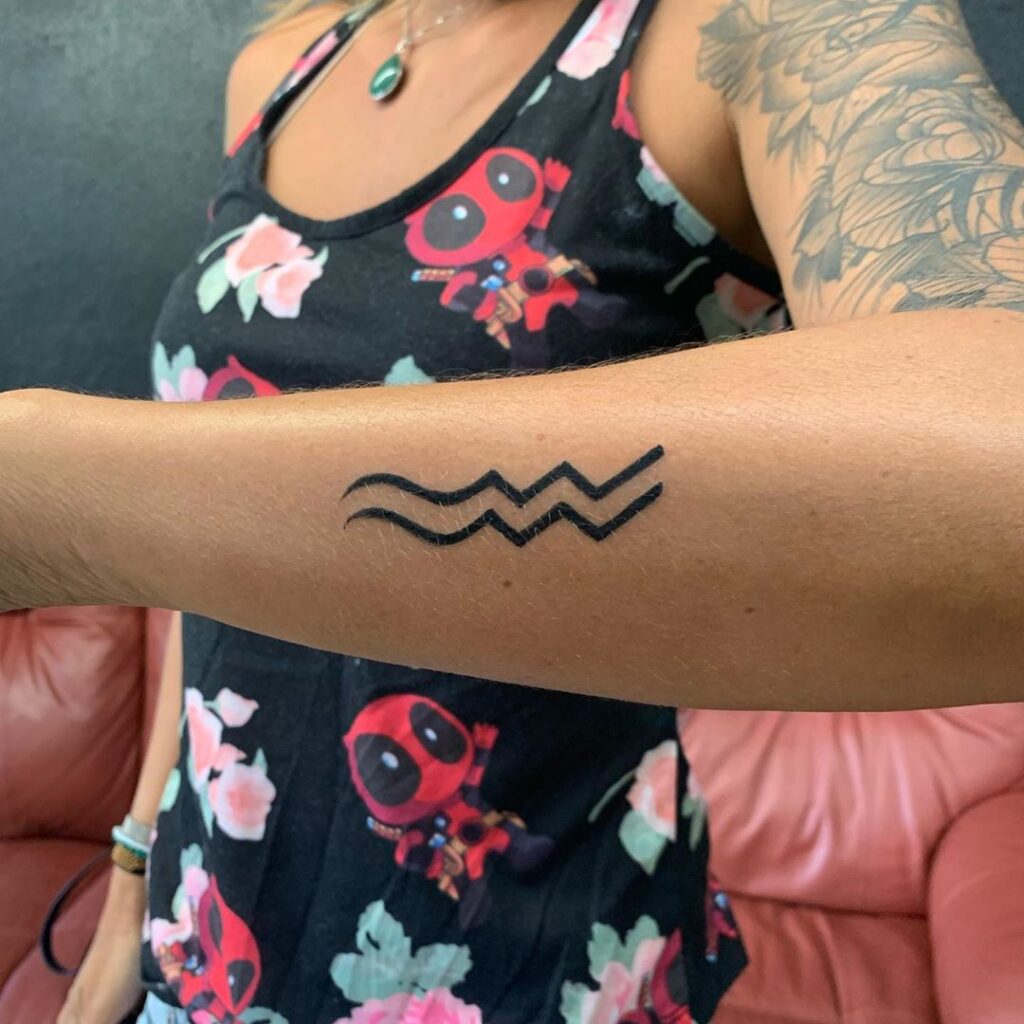 tatuagem de aquario no braço