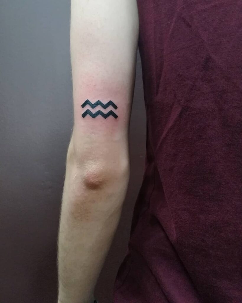 tatuagem ondas aquário no braço