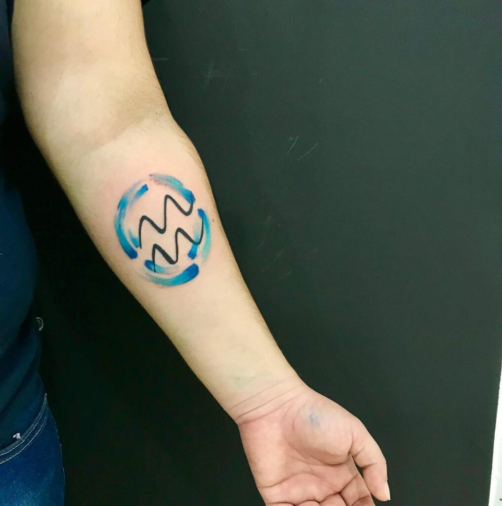 tatuagem do signo de aquário no braço