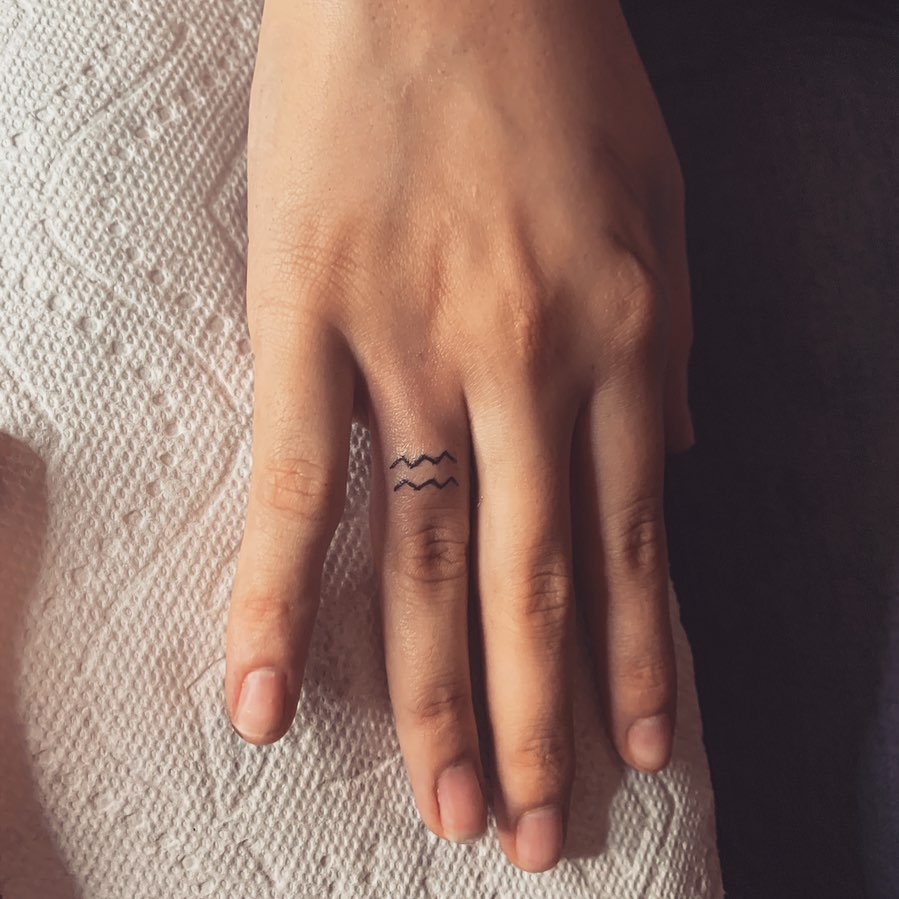 tatuagem aquário no dedo