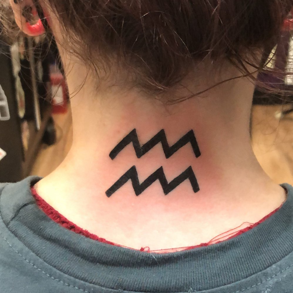 tatuagem aquario no pescoço