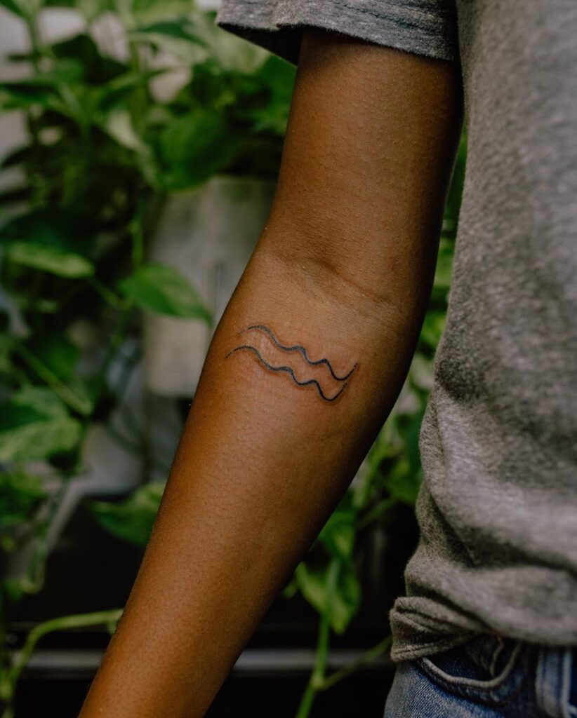 tatuagem aquario em pele negra