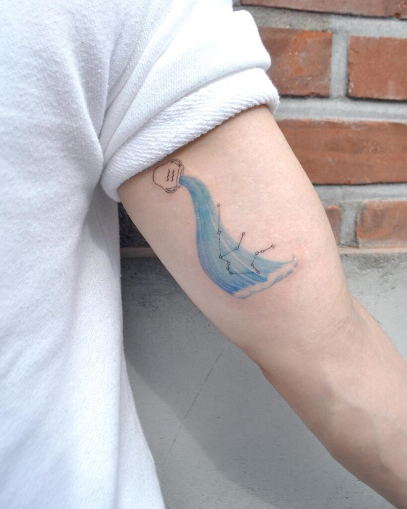 tatuagem masculina de aquário com constelação