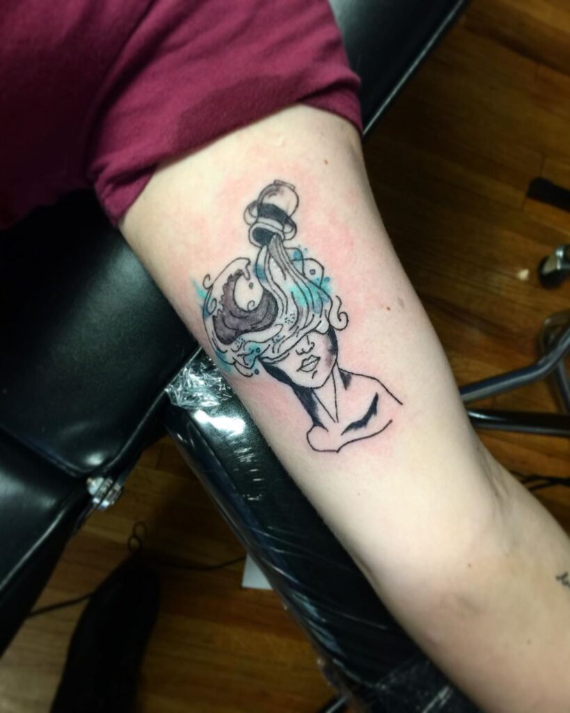 tatuagem de aquario no braço