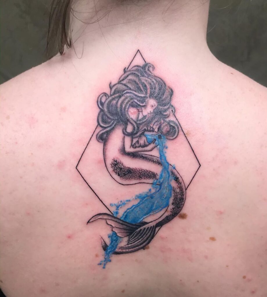 tatuagem aquario colorida nas costas
