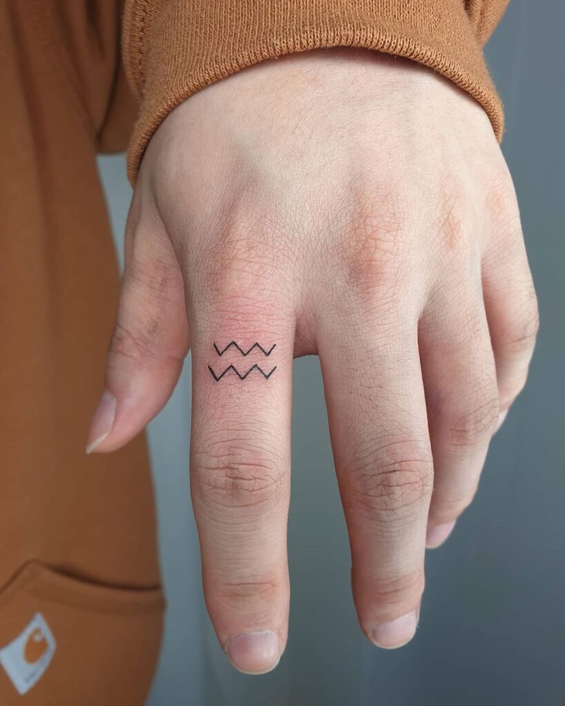 tatuagem ondas aquario no dedo