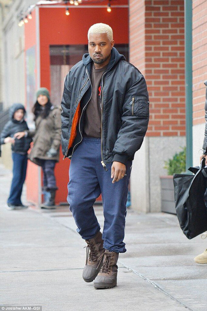 Kanye west com cabelo platinado