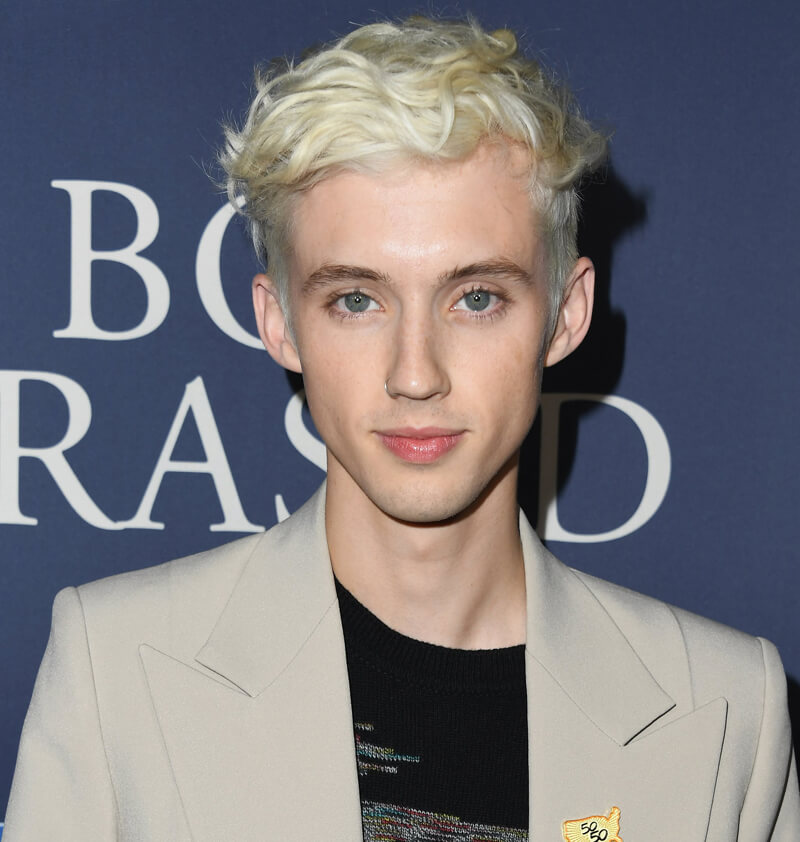 Troye Sivan com cabelo platinado