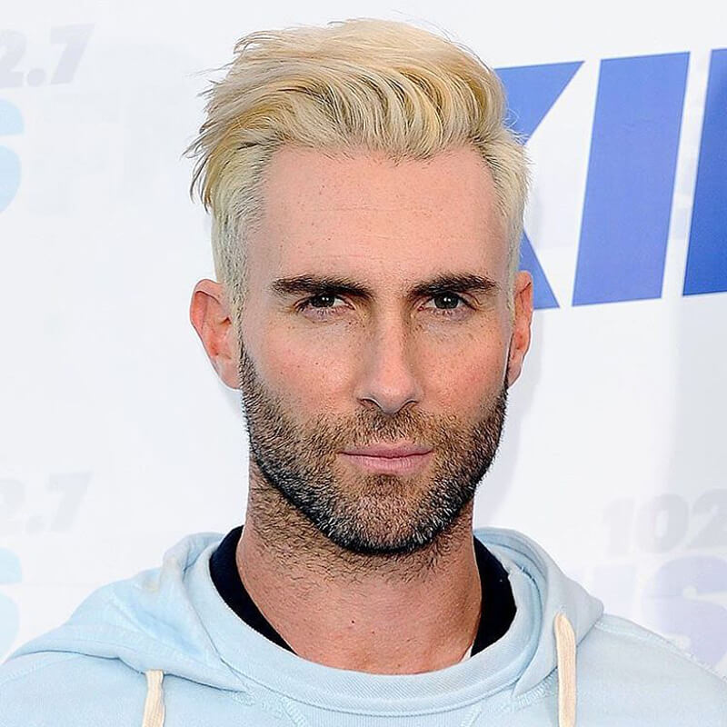 Adam Levine com cabelo platinado