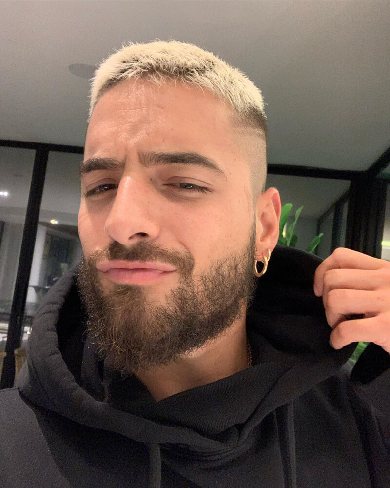 Maluma com cabelo platinado