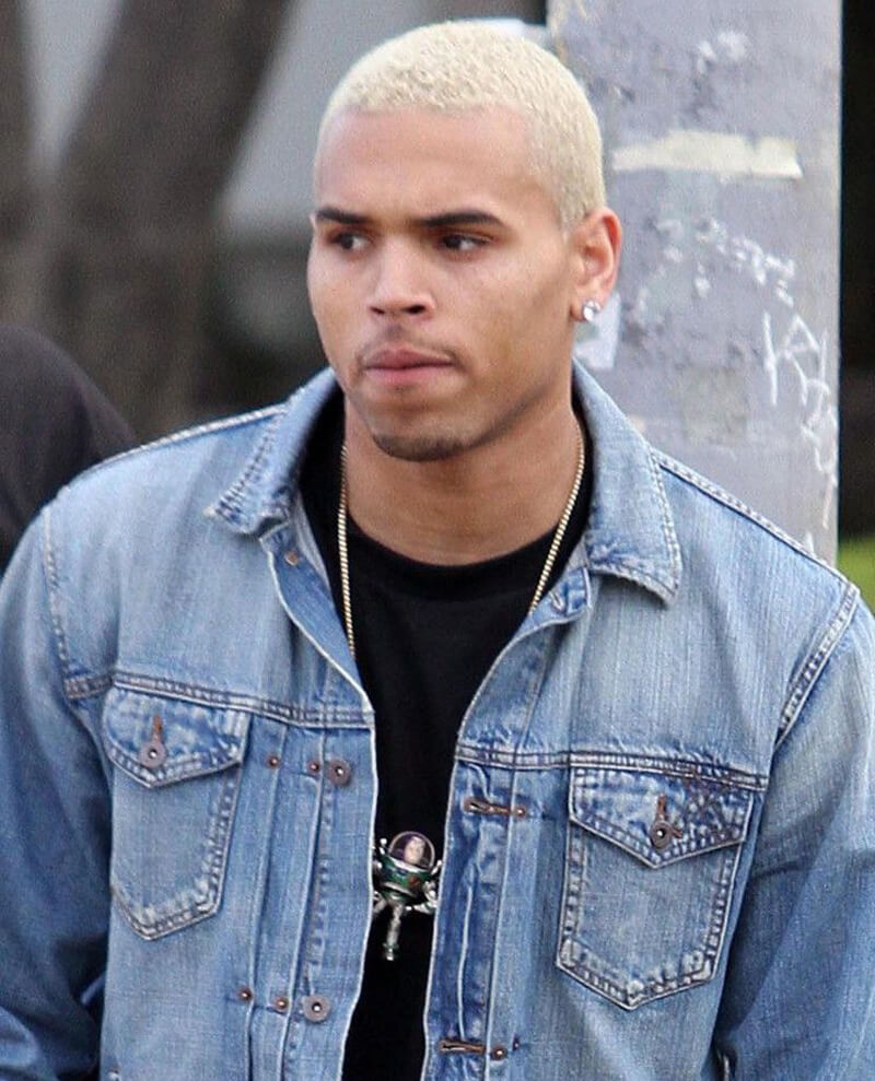 Chris Brown com cabelo platinado