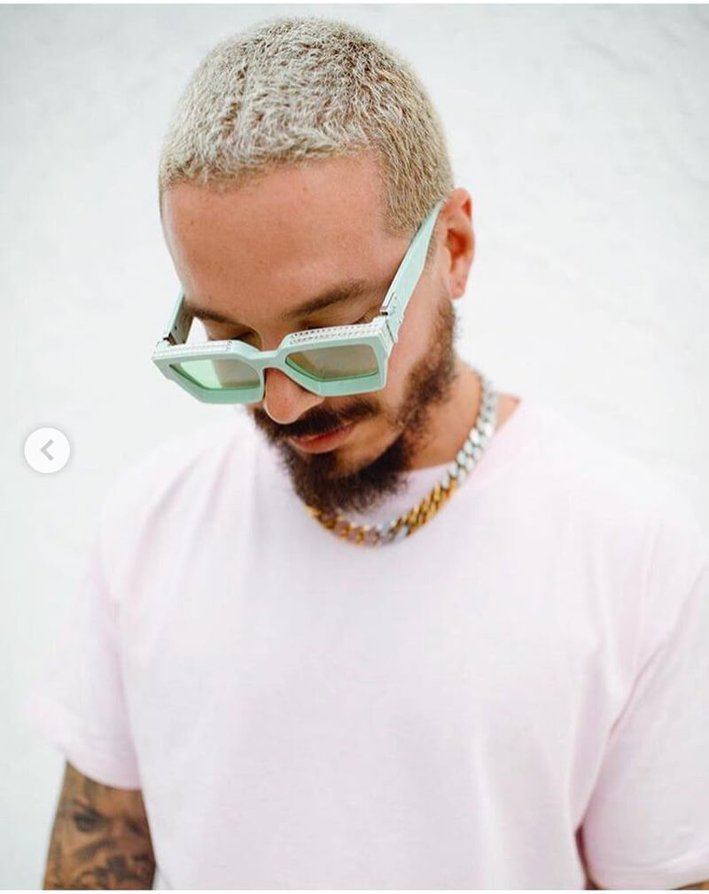 J Balvin com cabelo platinado