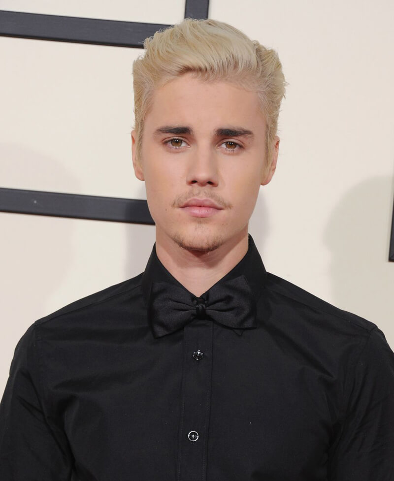 Justin Bieber com cabelo platinado