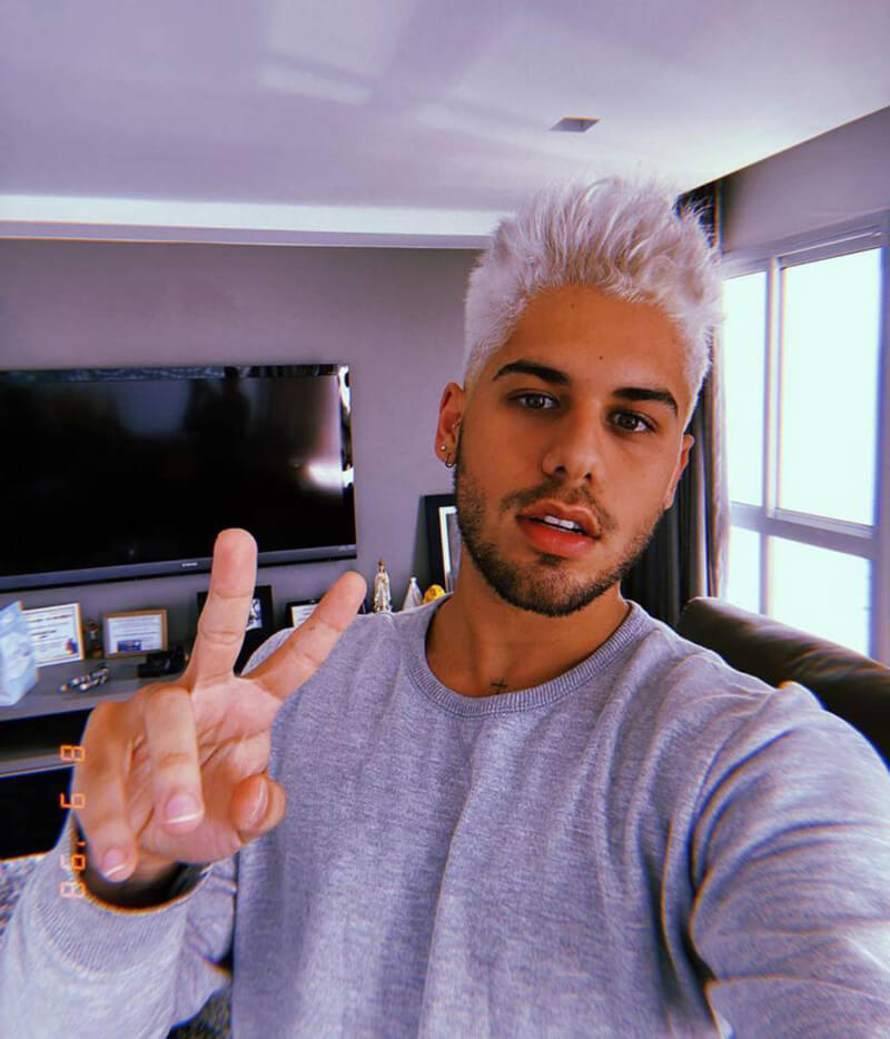 Ze Felipe com cabelo platinado